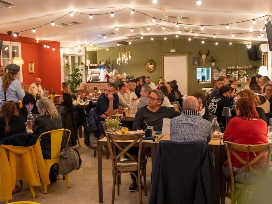 La salle un soir de service, sous les guirlandes