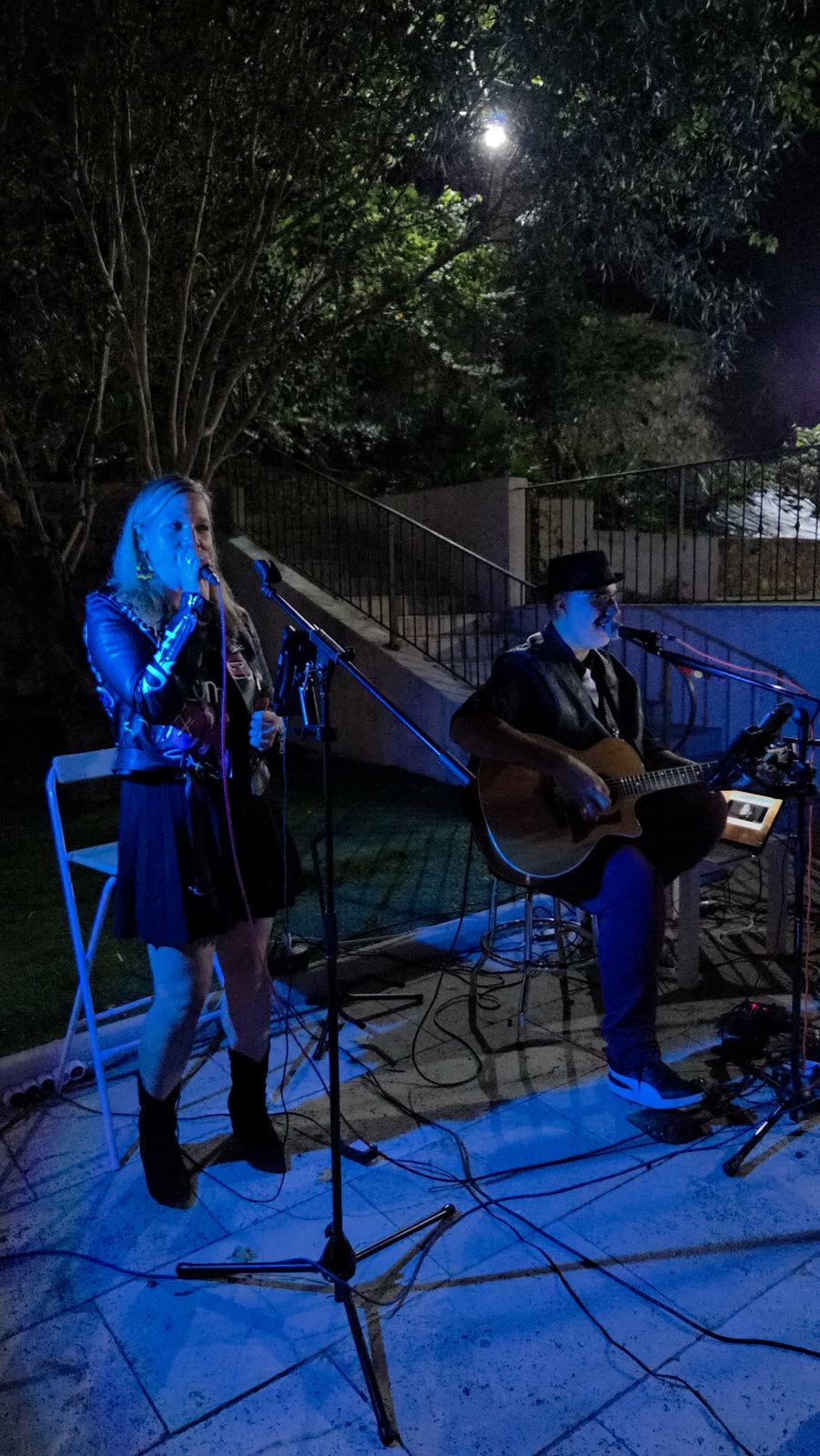 En duo dans un jardin, le soir