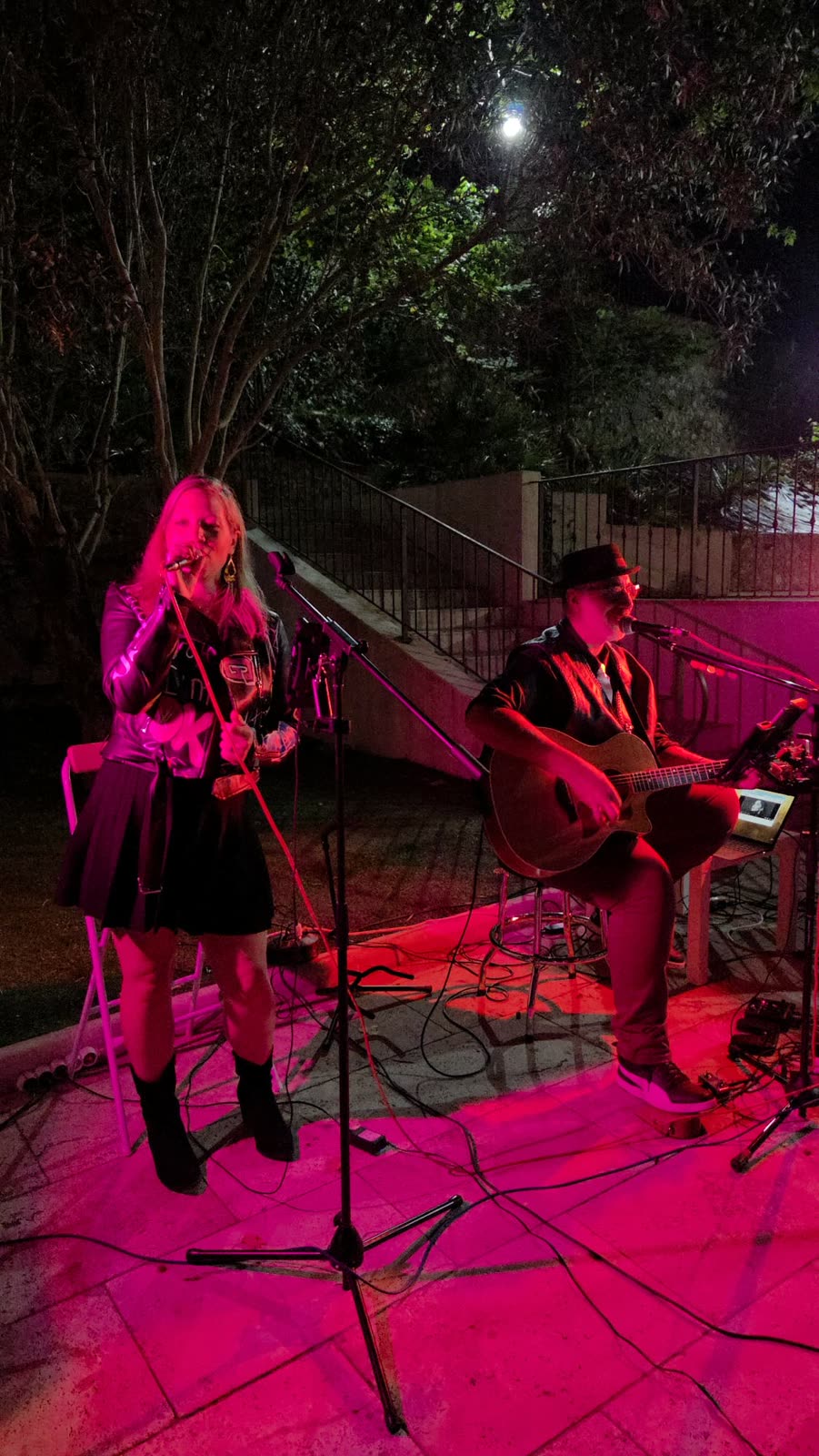 Le duo en extérieur, à la nuit tombée