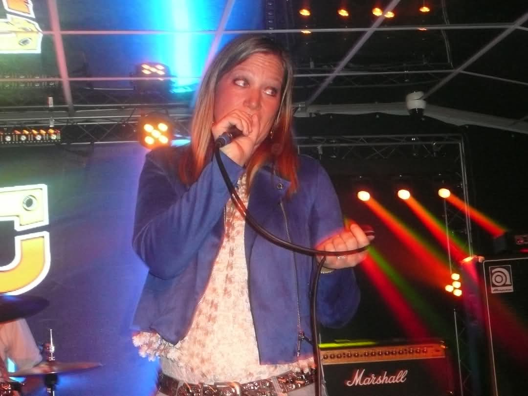 Mélanie au chant