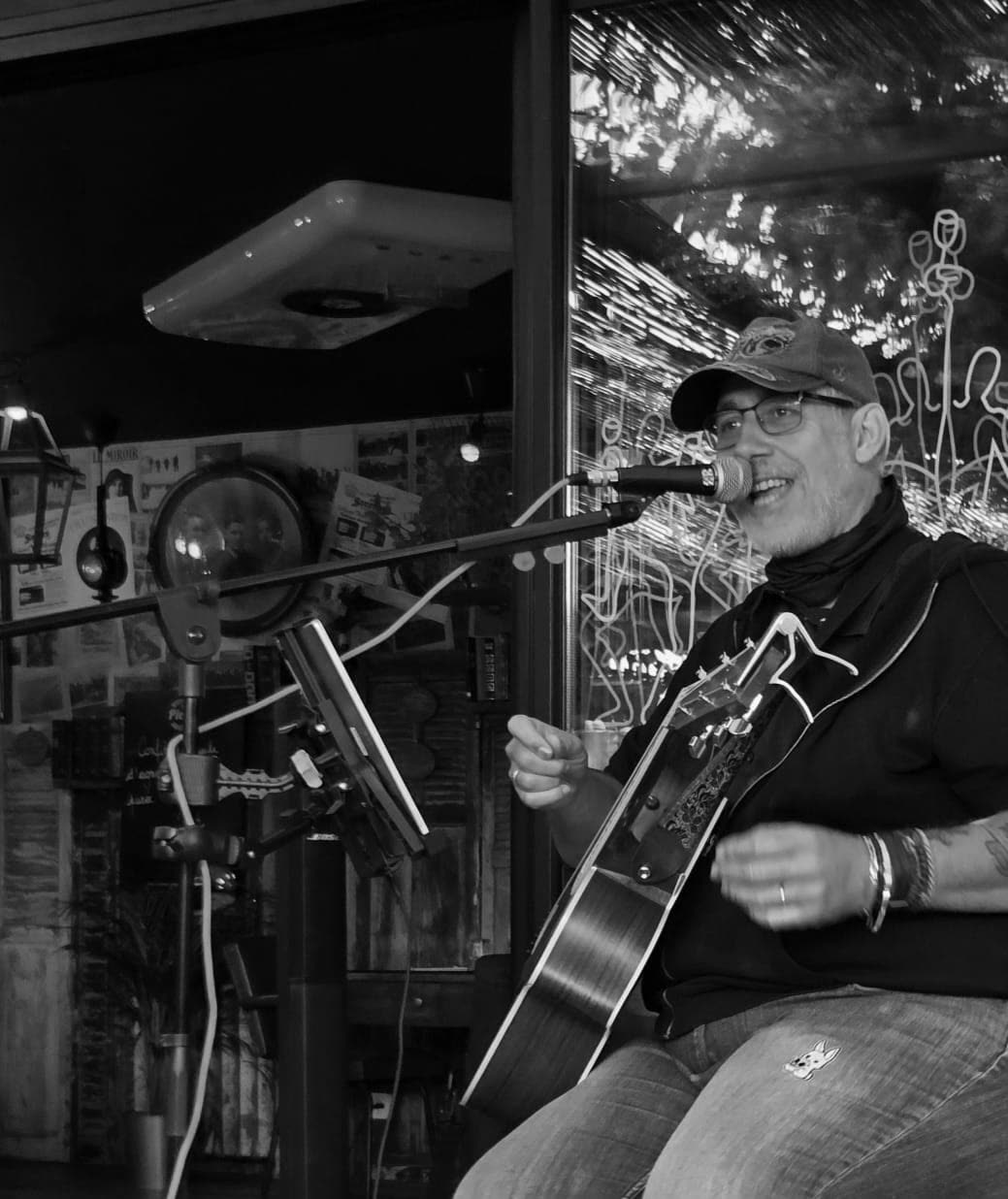 Voix et guitare, en noir et blanc