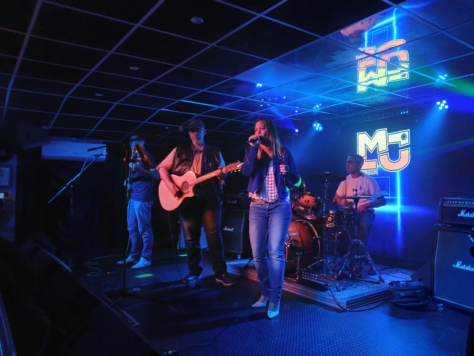 Le groupe au complet sur scène