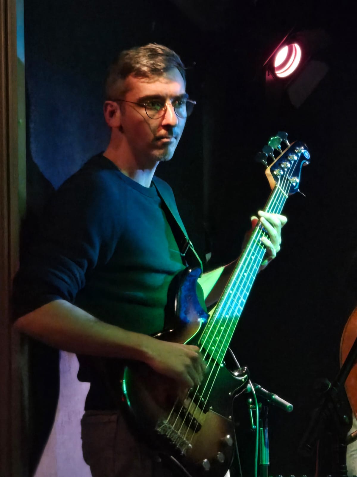Quentin à la basse, sous les projecteurs