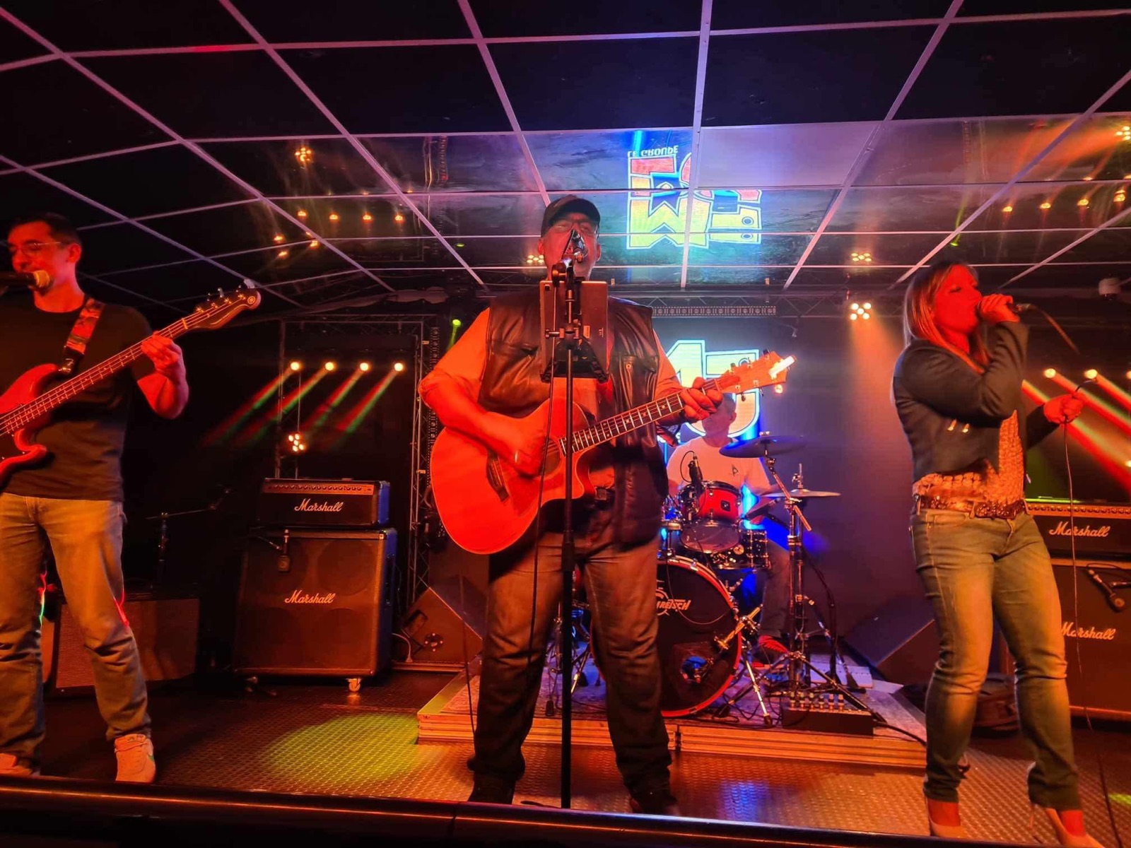 Le trio sur scène, lumières chaudes