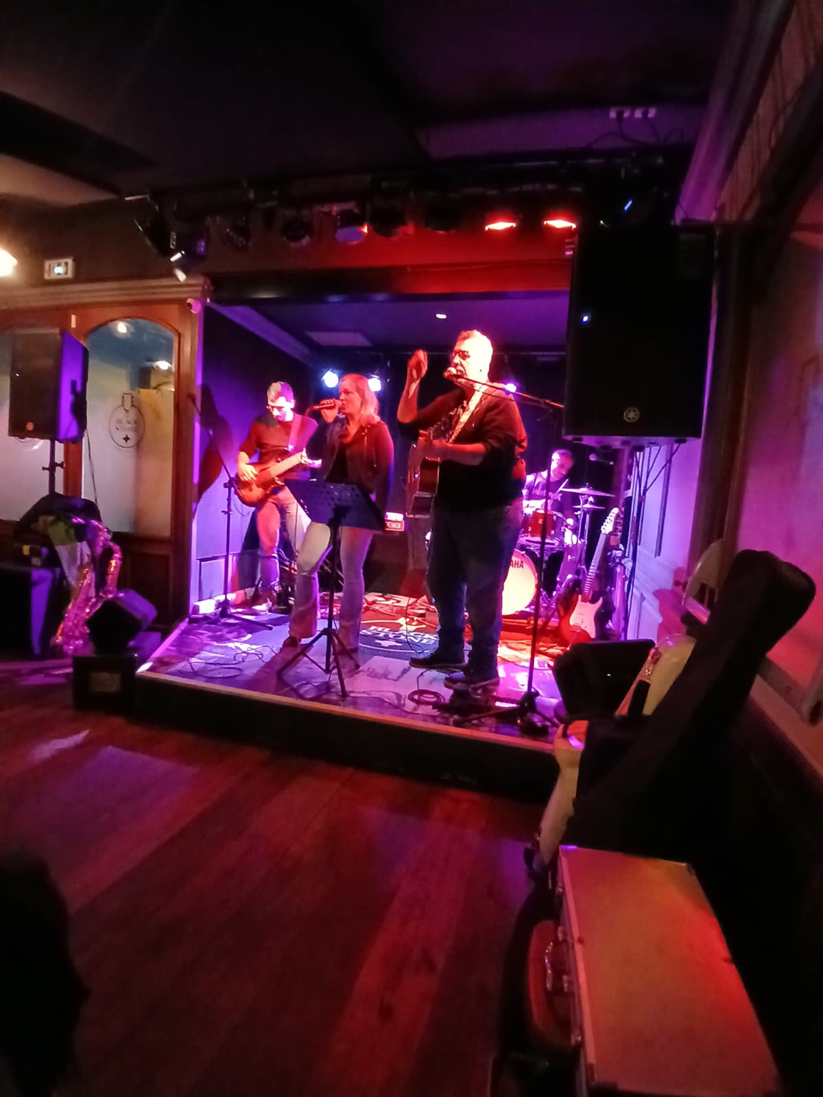 Le groupe dans un bar