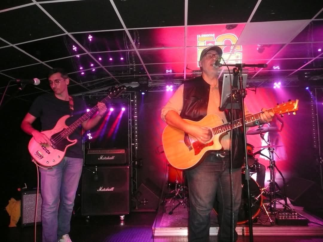 Deux guitares sur scène
