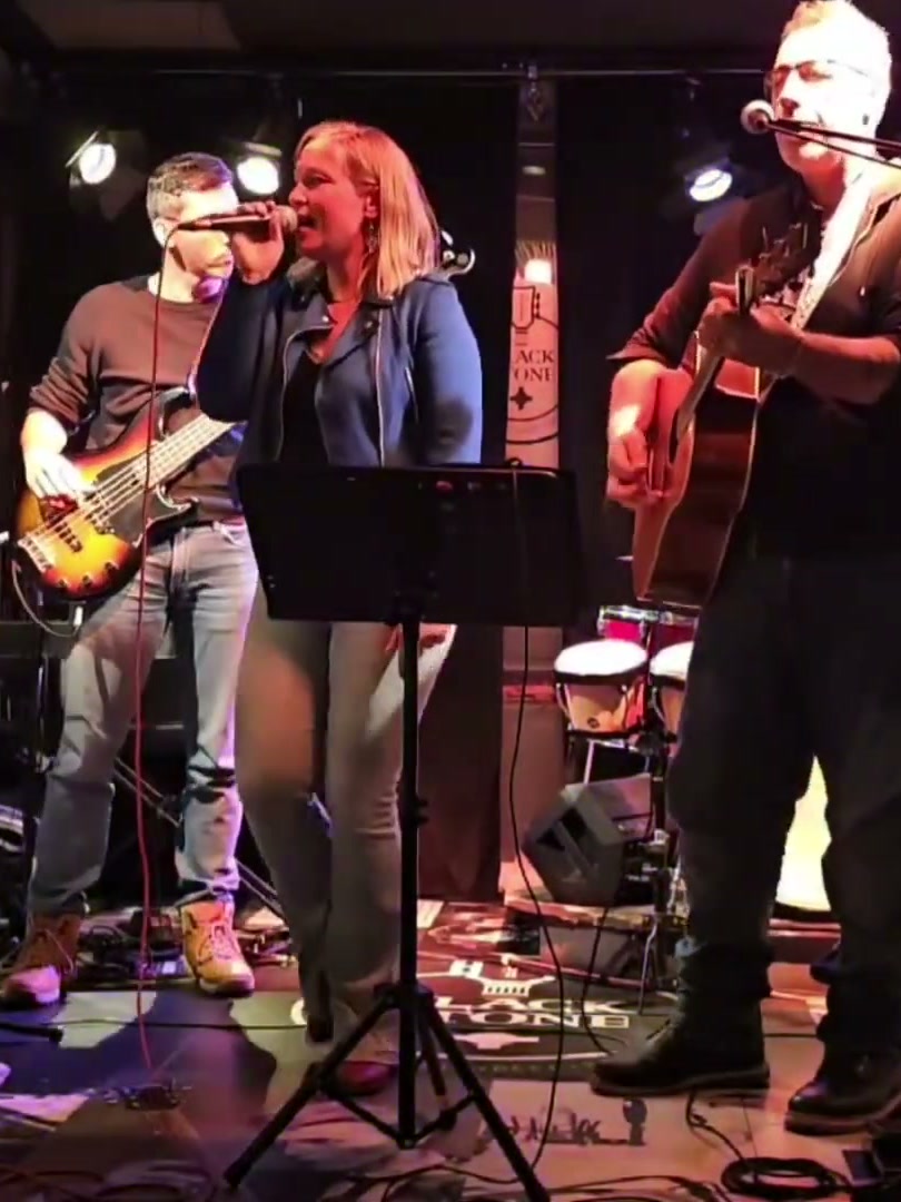 En trio au Blackstone : Quentin à la basse, Mélanie au chant, JC à la guitare